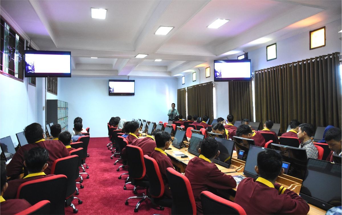 Lab Komputer Generasi Mutakhir yaitu komputer multimedia dengan teknologi LAN, LCD, LED, TV dengan jaringan internet